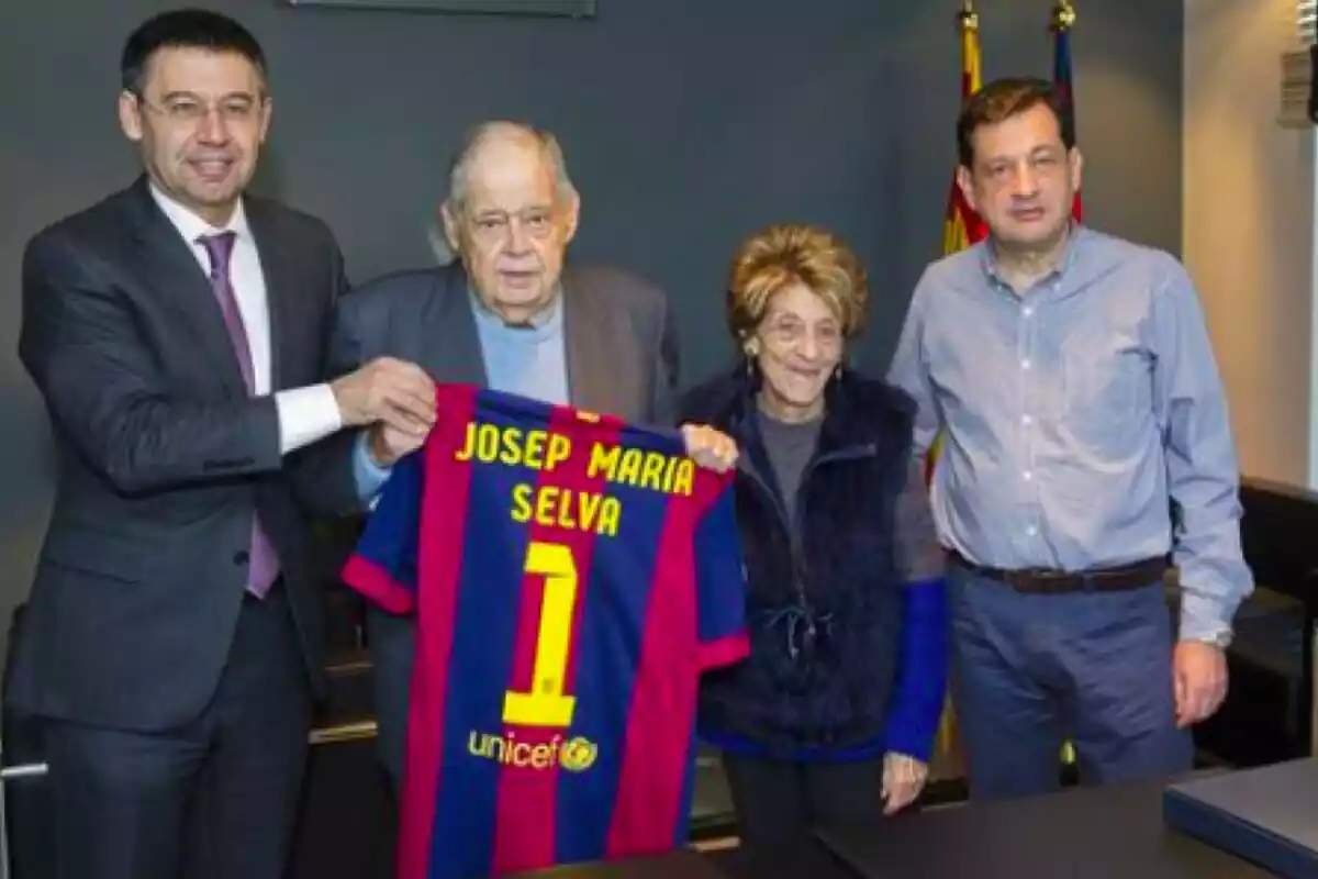 El socio número 1 del Barça, mostrando su camiseta