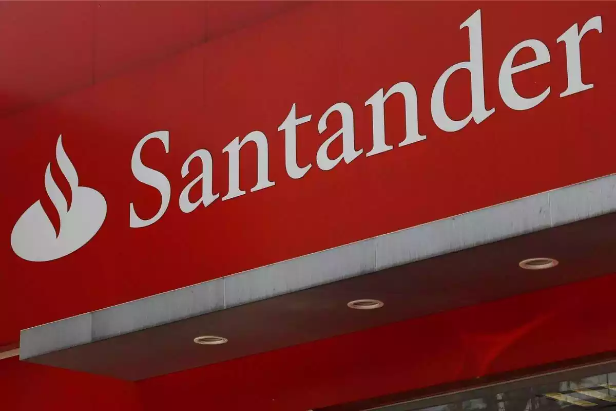 Foto del logo del banc Santander en una oficina.