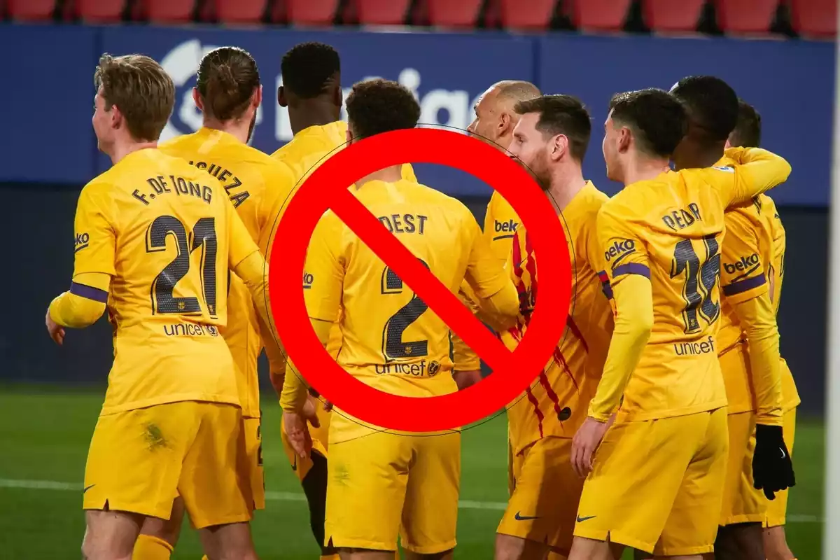 Fotomuntatge de la platilla del FC Barcelona amb el senyal de prohibit