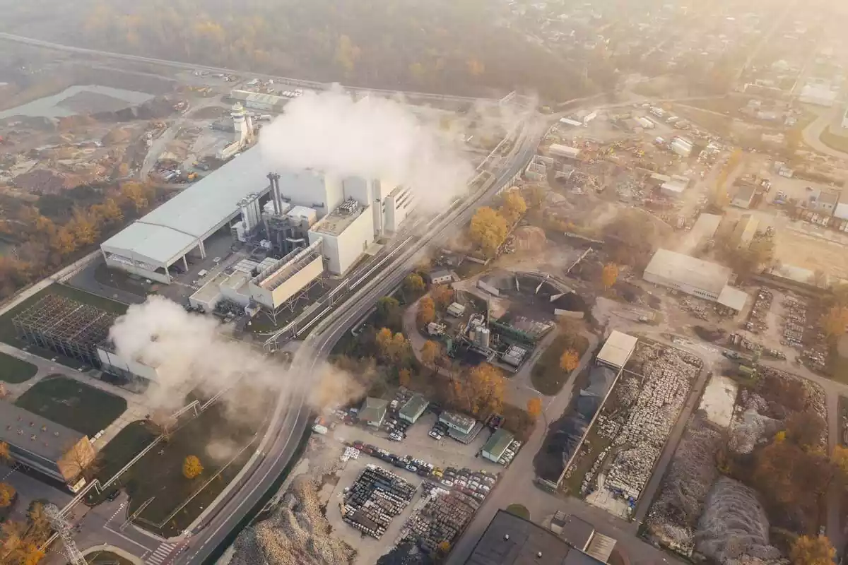Imatge aèria del fum d'algunes fàbriques