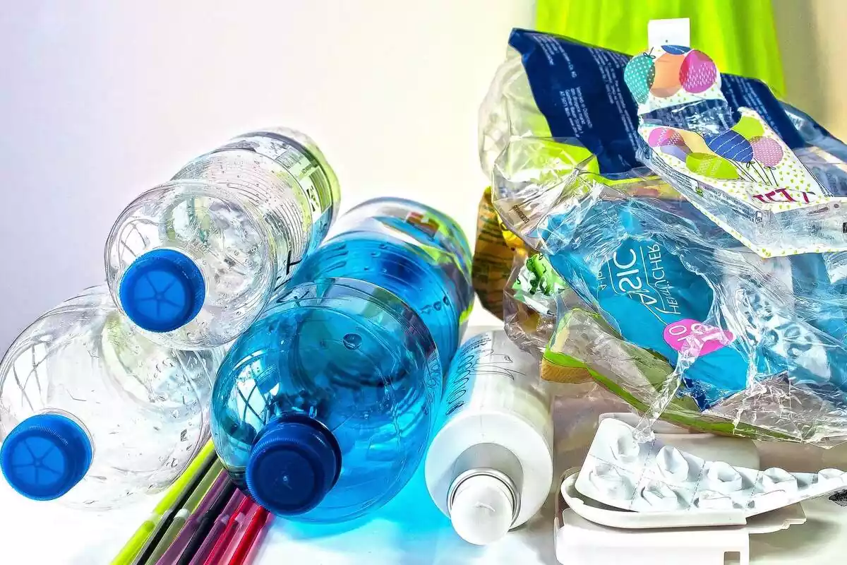 Imatge de diversos envasos, embolcalls i ampolles de plàstic
