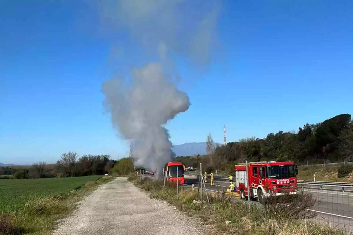 Imatge de l'autobus cremat a la C-35.