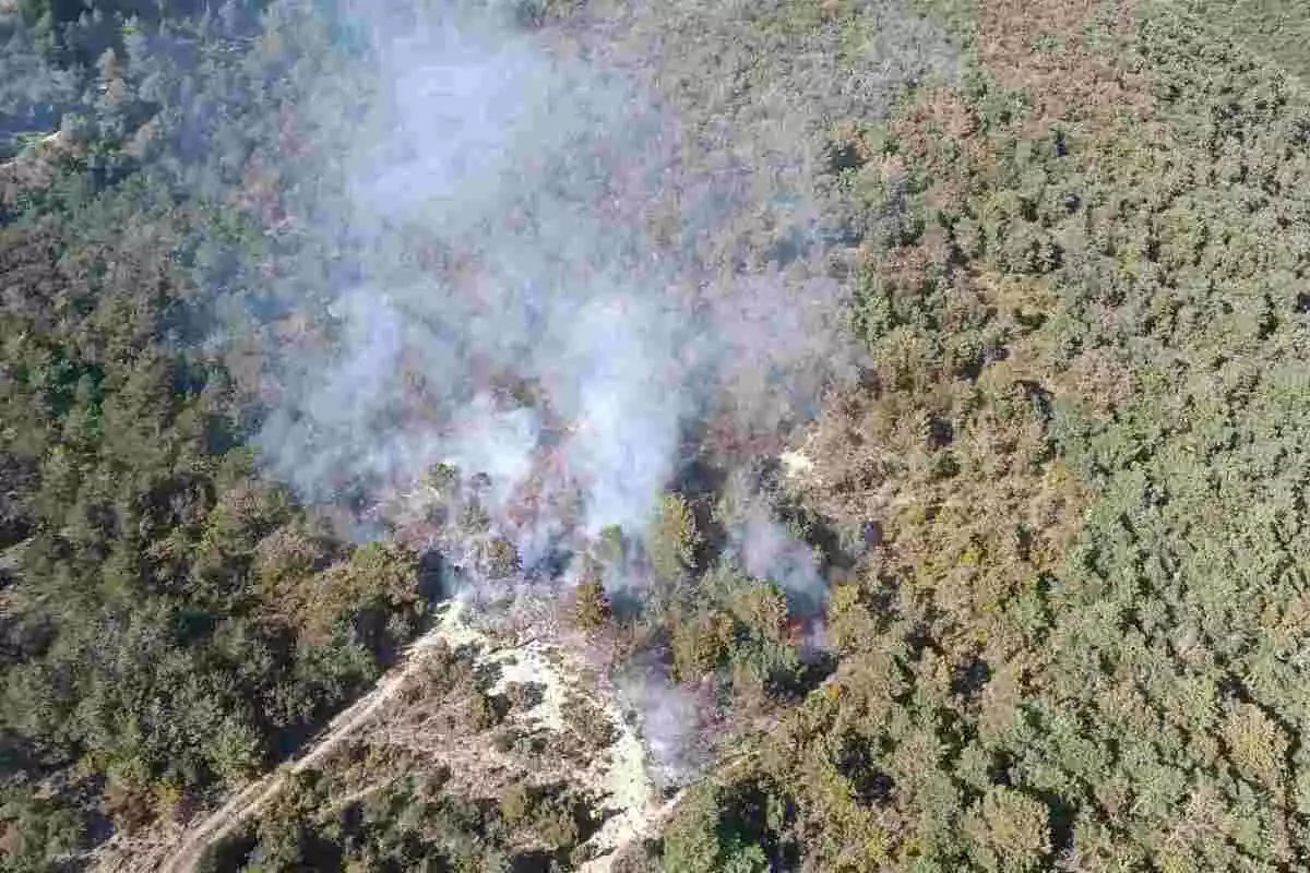 Imatge de l'incendi a Mont-ral.