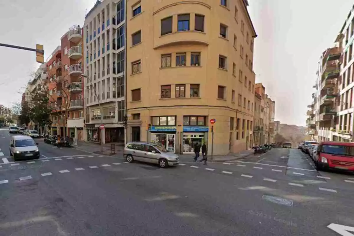 Imatge del carrer de Praga amb l'avinguda Mare de Déu de Montserrat de Barcelona
