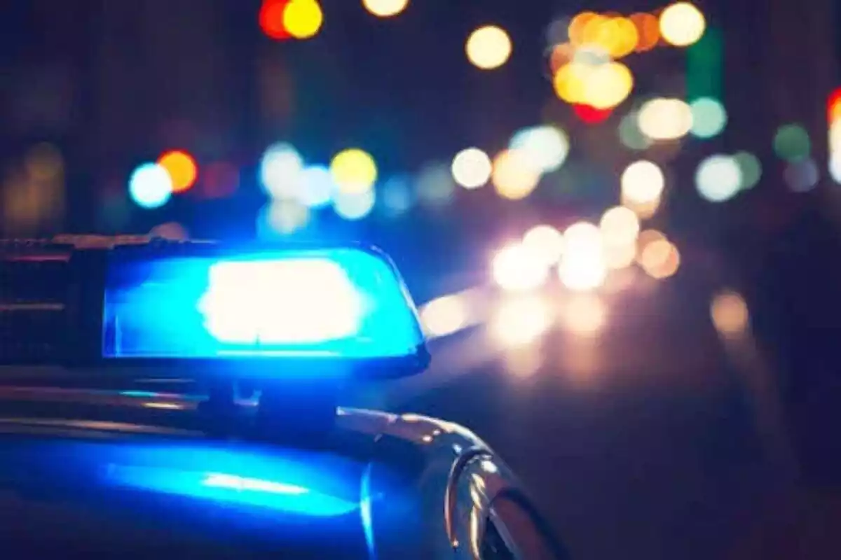 Imatge dels llums d'un cotxe de policia