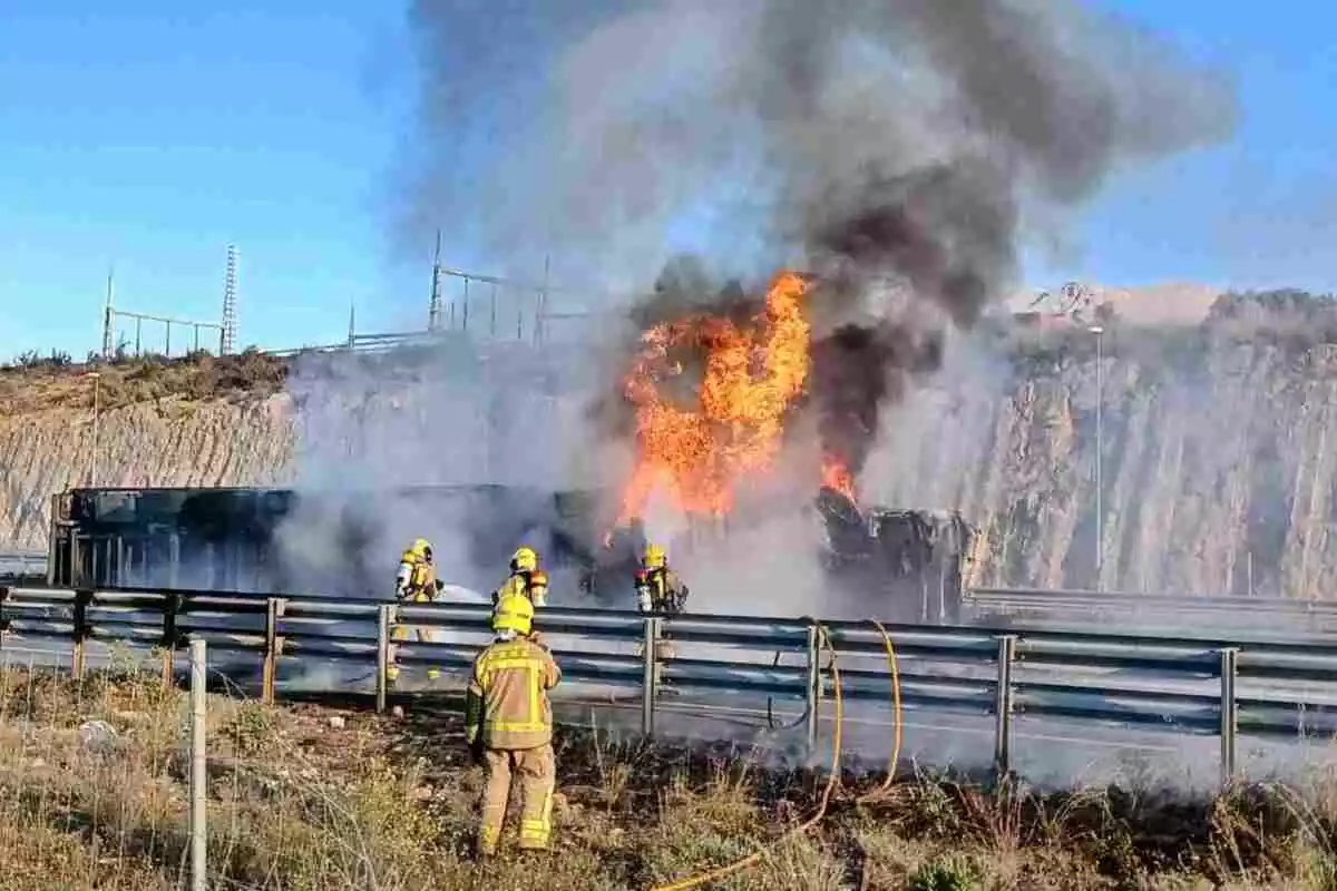 Imatge d'un camió incendiat a la C-32