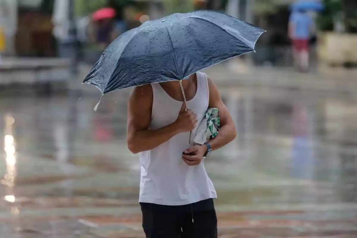 Imatge d'un home amb un paraigües.