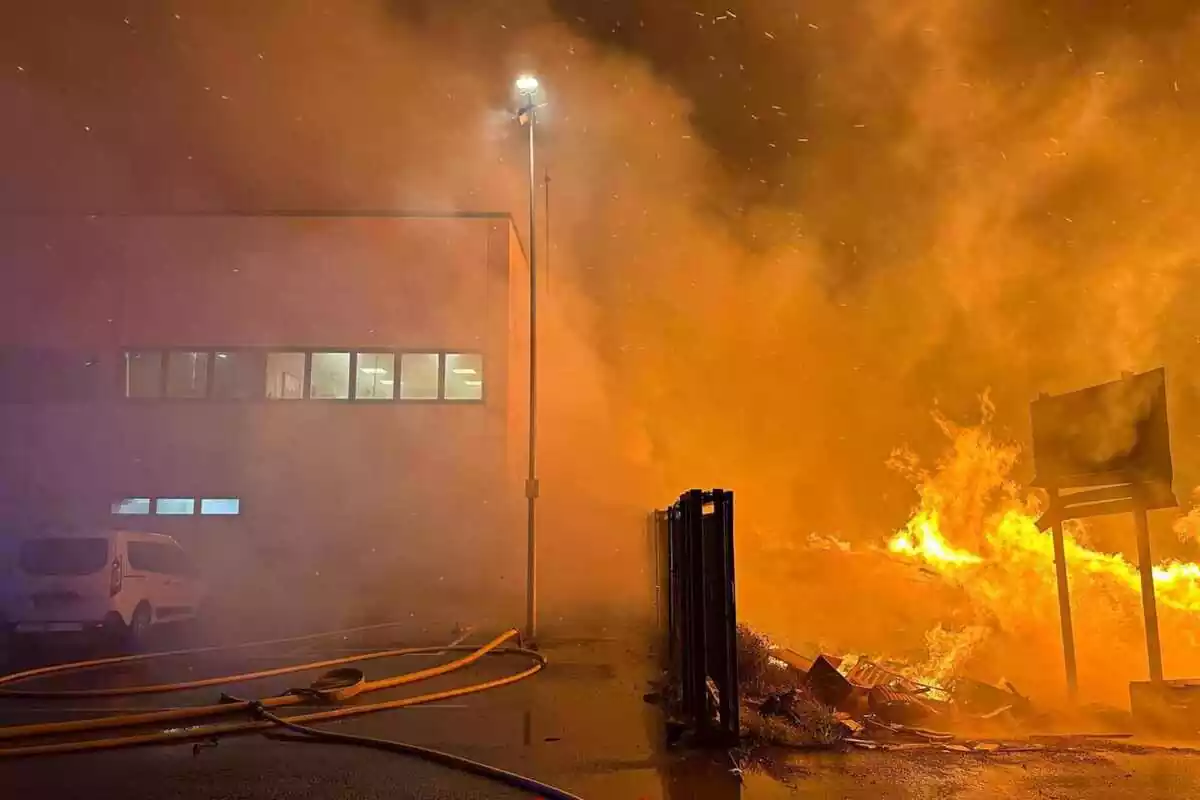 Imatge d'un incendi en una fàbrica de compostatge a Botarell.