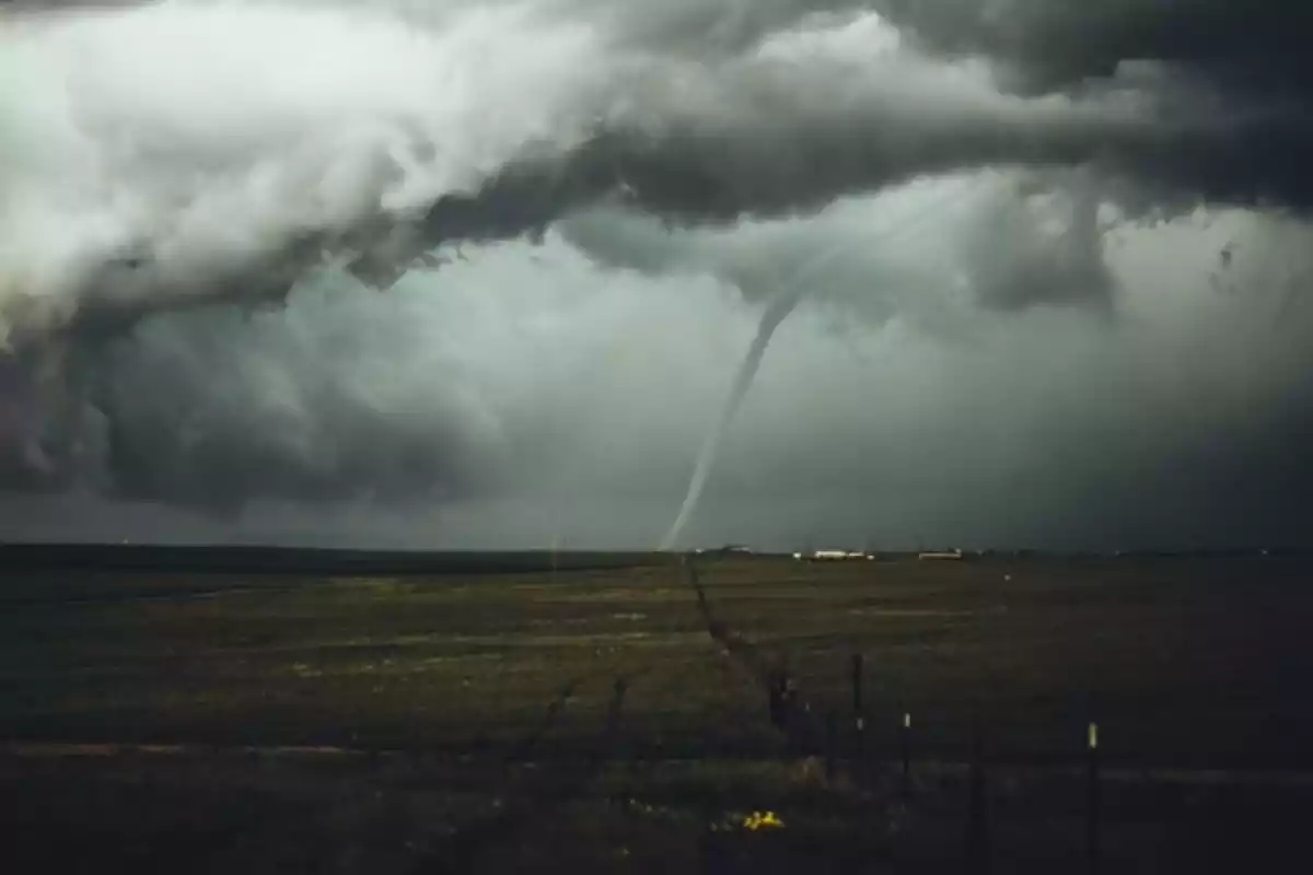 Imatge d'un tornado enmig d'un camp