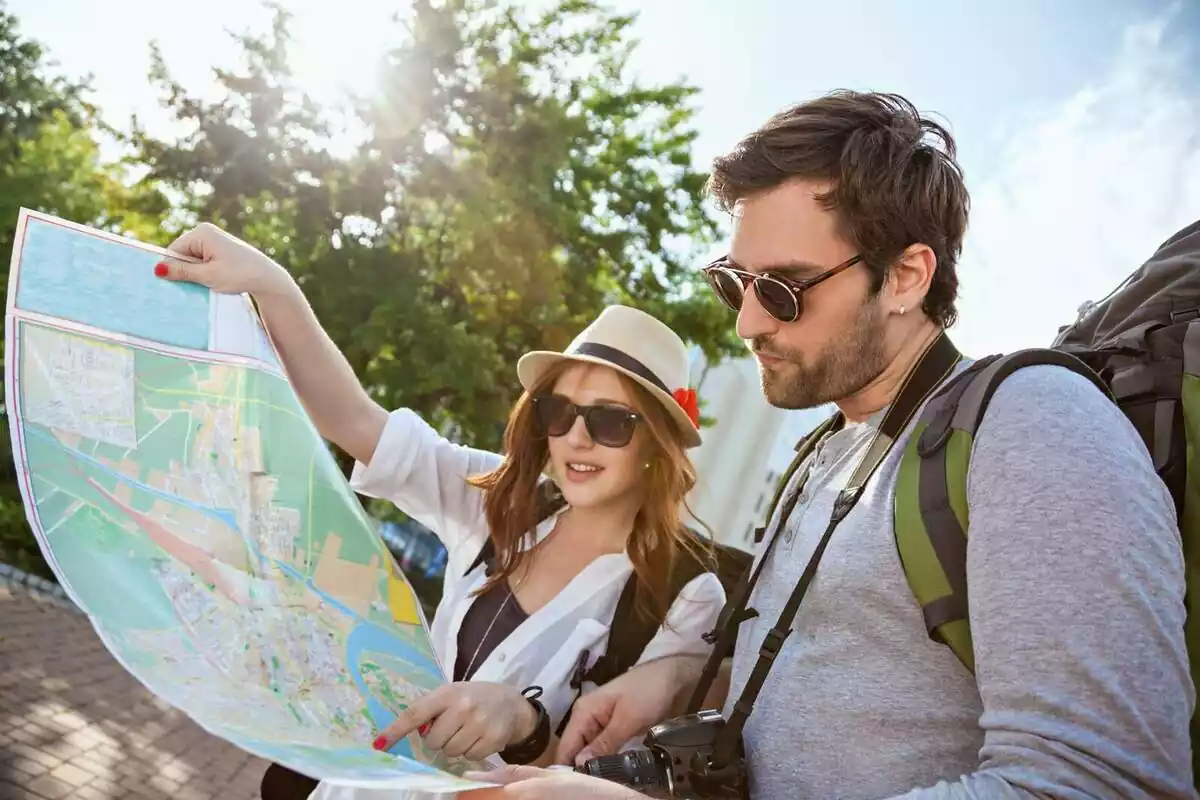Imatge d'una parella de turistes consultant un mapa
