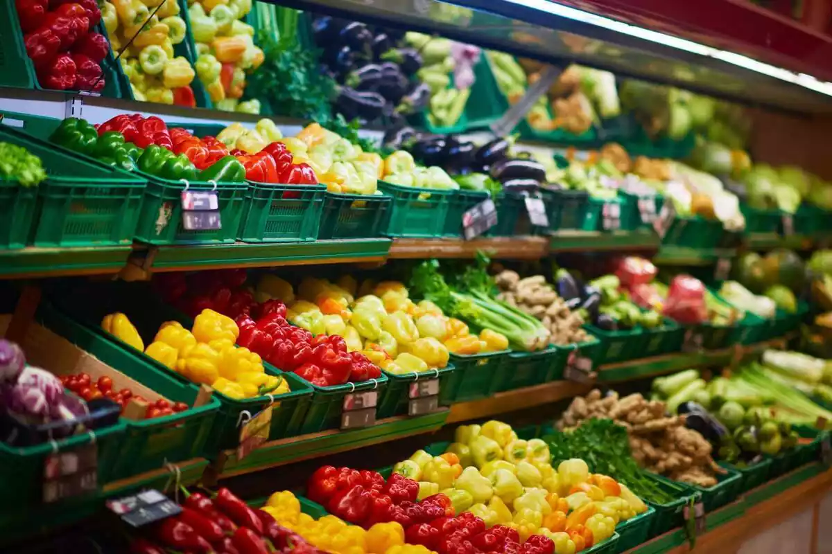 Foto de la secció de verdures d'un supermercat.