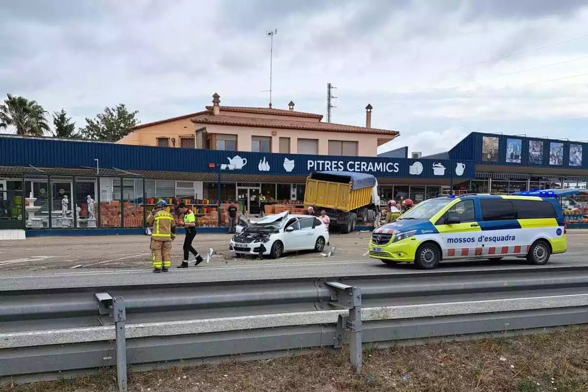 Foto de l'accident a la N-II a l'Alt Empordà.