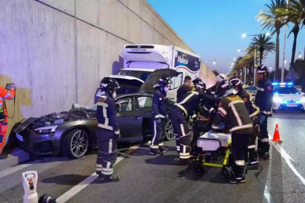 Imatge de diverses dotacions dels Mossos i dels Bombers per un accident de trànsit a Barcelona
