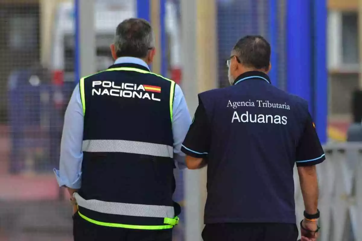Imatge de la Policia Nacional en un control d'aduanes a Ceuta