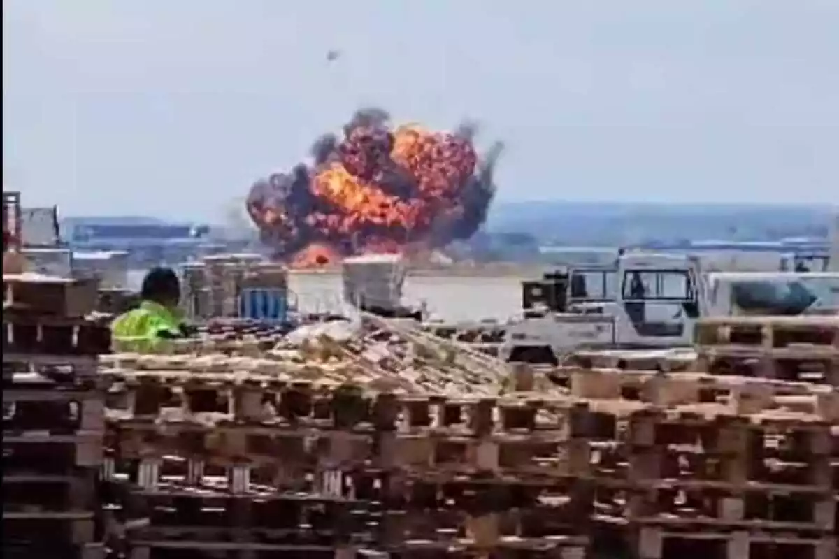 Imatge de l'explosió d'un avió a la base militar de Saragossa el 20 de maig del 2023.