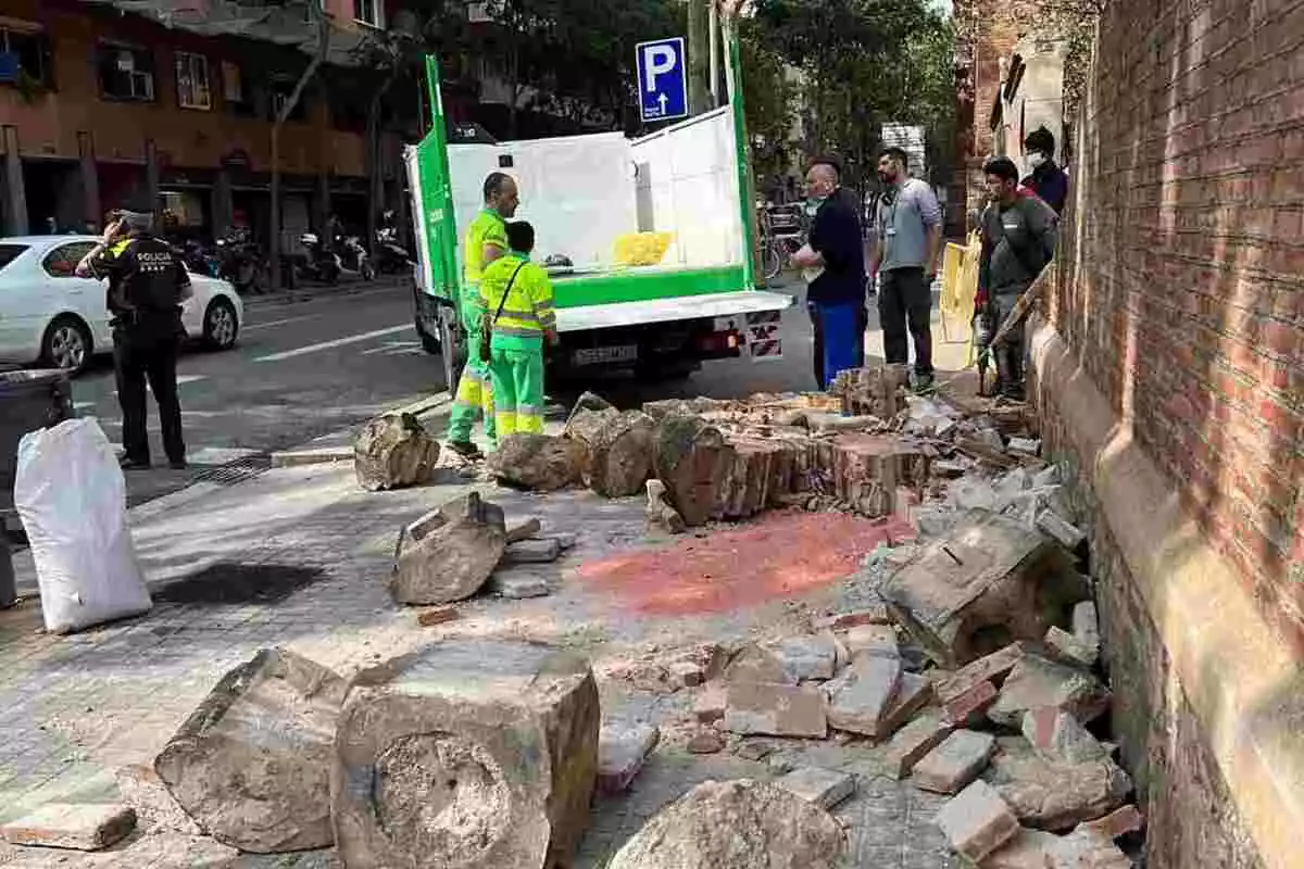 Imatge del mur que ha caigut a terra arran d'un xoc a Barcelona