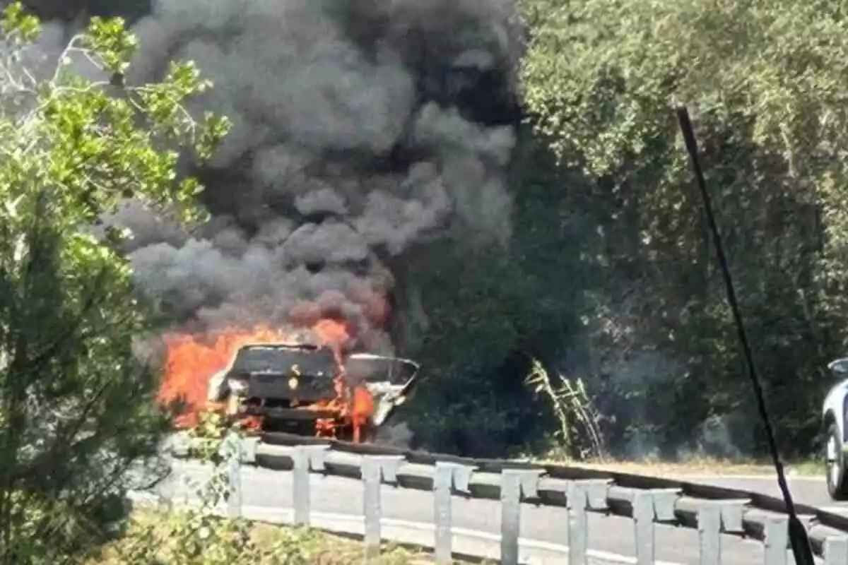Imatge del vehicle que ha cremat a la GI-673.