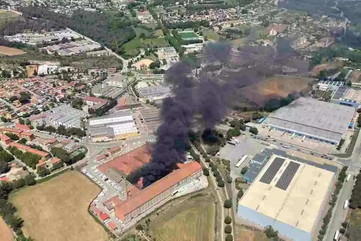 Imatge d'un incendi en una nau industrial a Lliçà de Vall, a la comarca del Vallès Oriental.