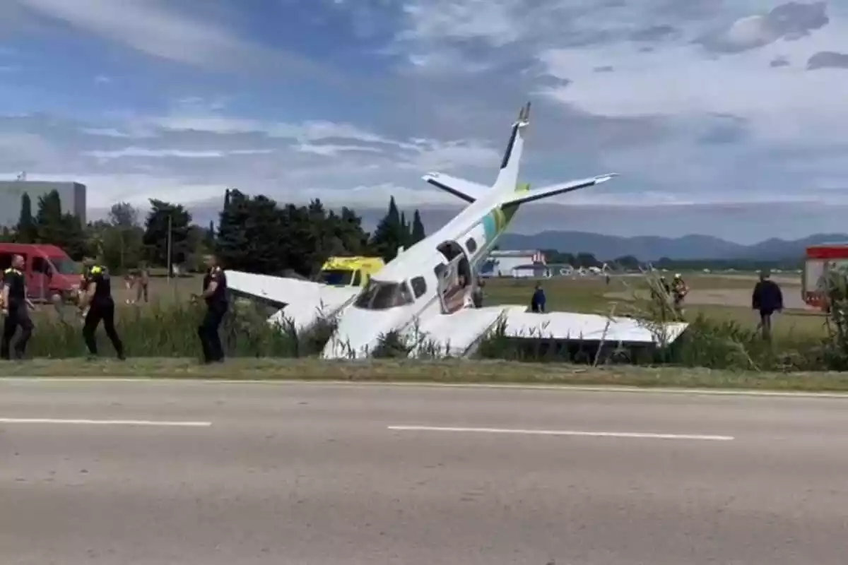 Imatge d'una avioneta després d'estavellar-se quan aterrava a Empuriabrava