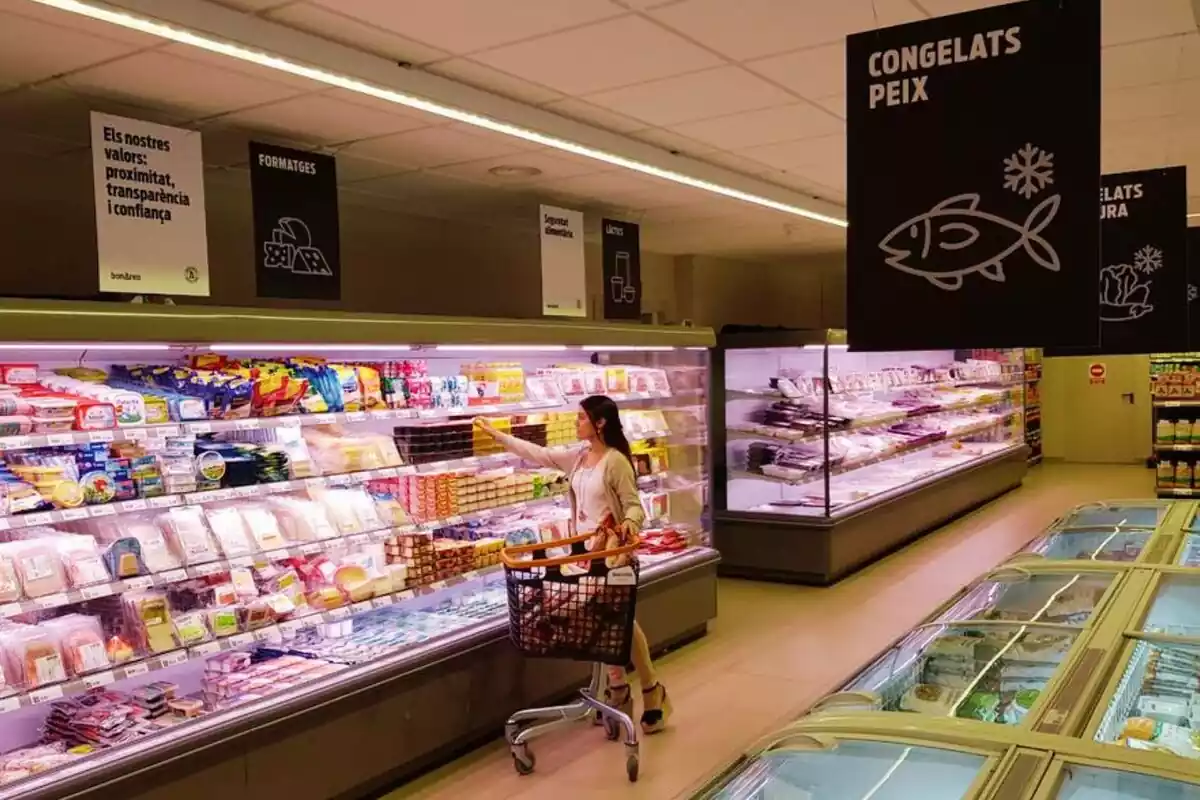 Imatge d'una dona comprant en un supermercat BonÁrea