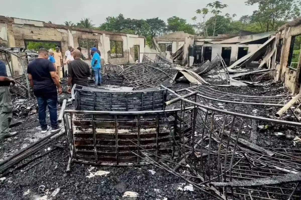 Imatge d'una escola cremada a Guyana