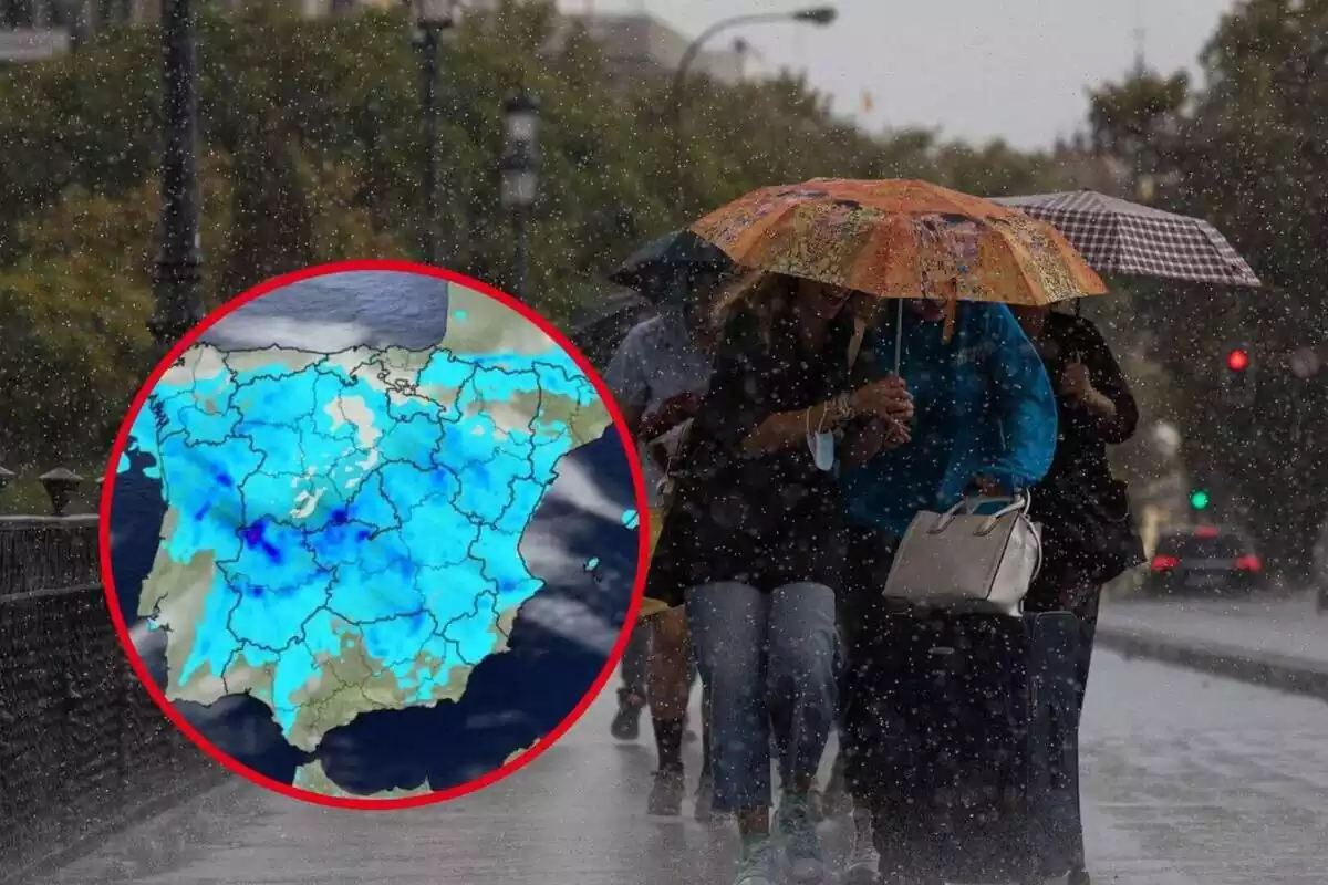 Muntatge de la foto d'un mapa del temps d'Espanya amb un grup de persones amb paraigües