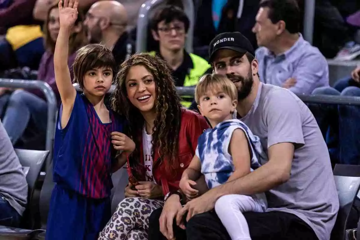 Shakira i Piqué amb els seus fills.