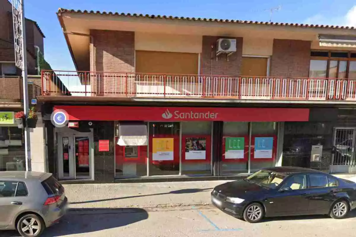 Banc Santander de Palau Solità i Plegamans, al Vallès Occidental