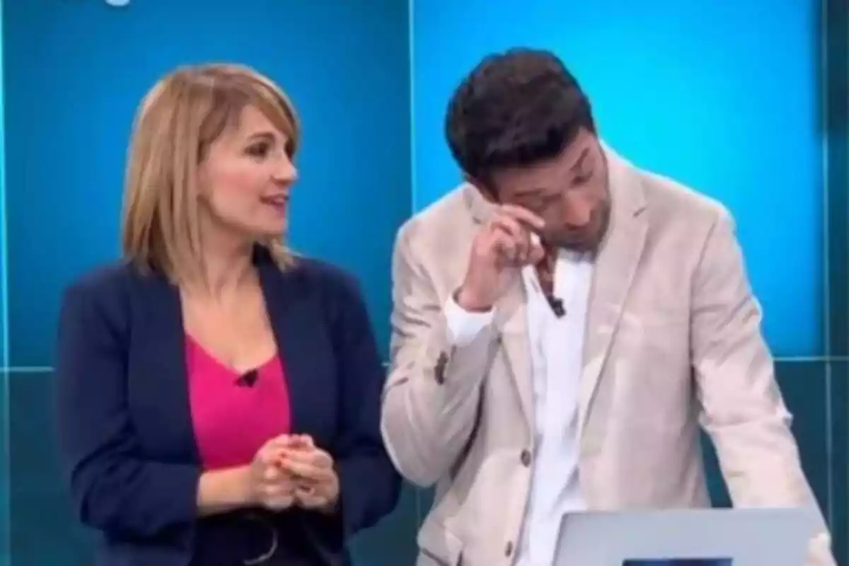 El periodista Marc Calderó s'emociona en directe al programa 'Hablando Claro' de TVE1