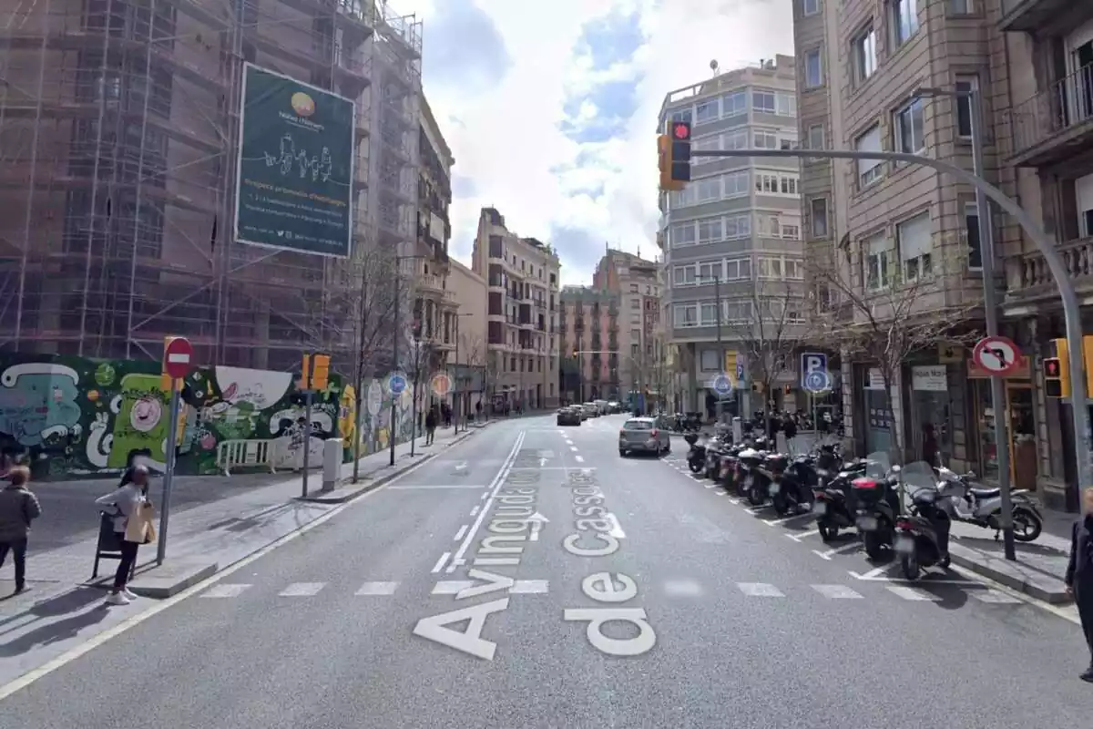Foto de l'encreuament del carrer Breton de los Herreros amb l'Avinguda de la Riera de les Cassoles de Gràcia a Barcelona.