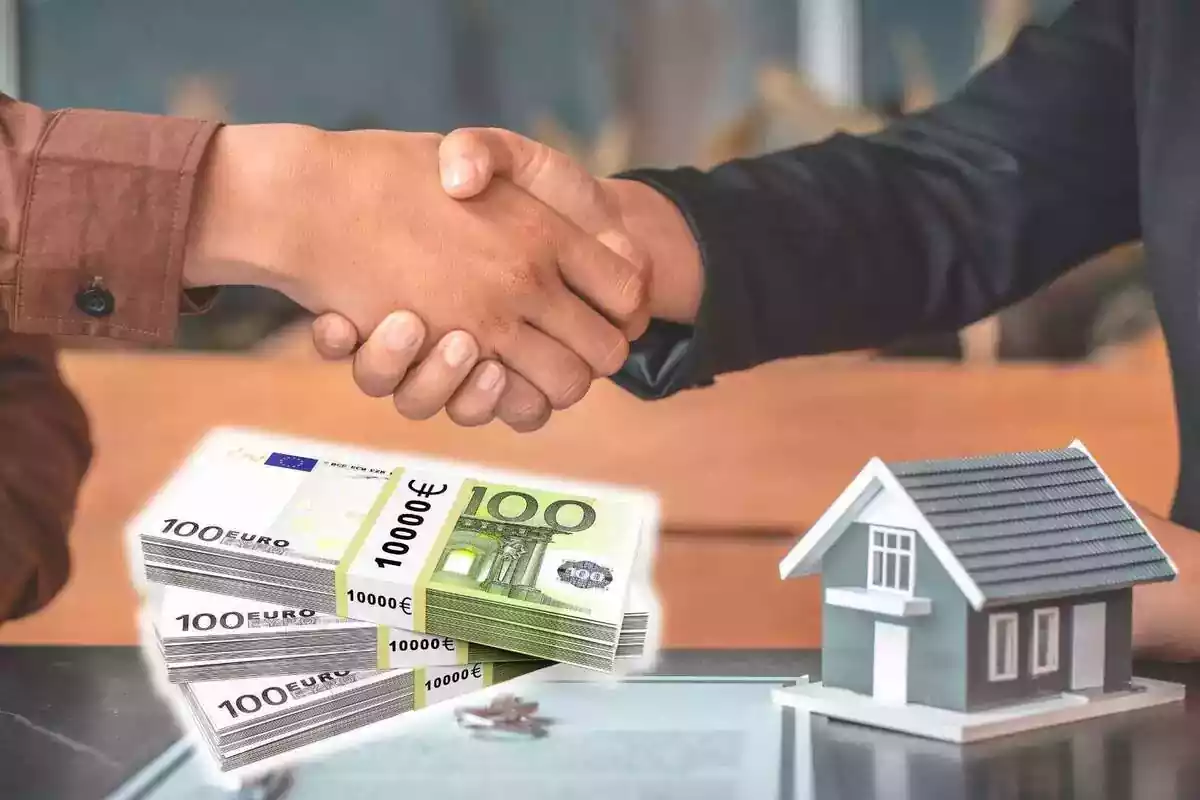 Fotomuntatge de dues persones donant-se la mà, uns bitllets de 100 euros i una maqueta d'una casa