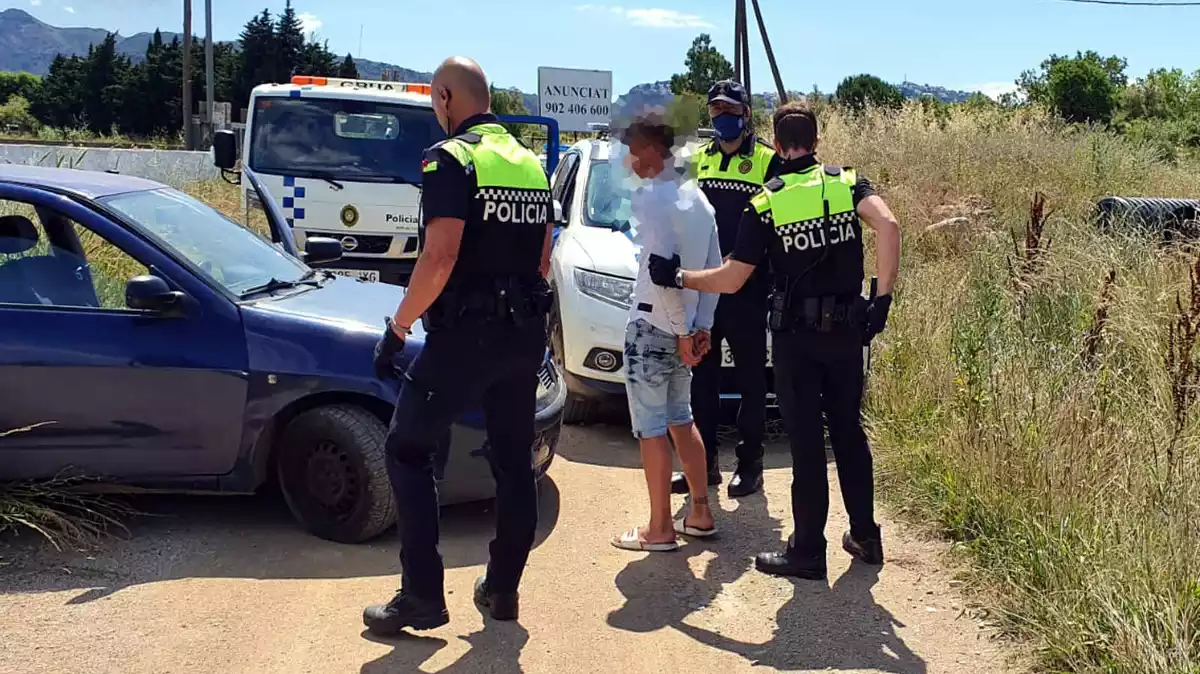 Tres agents de la Policia Local de Roses amb un jove de 21 anys que ha estat detingut