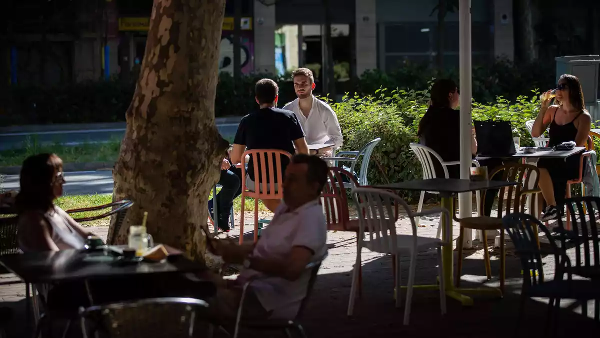 Diverses persones en una terrassa de bar a Barcelona