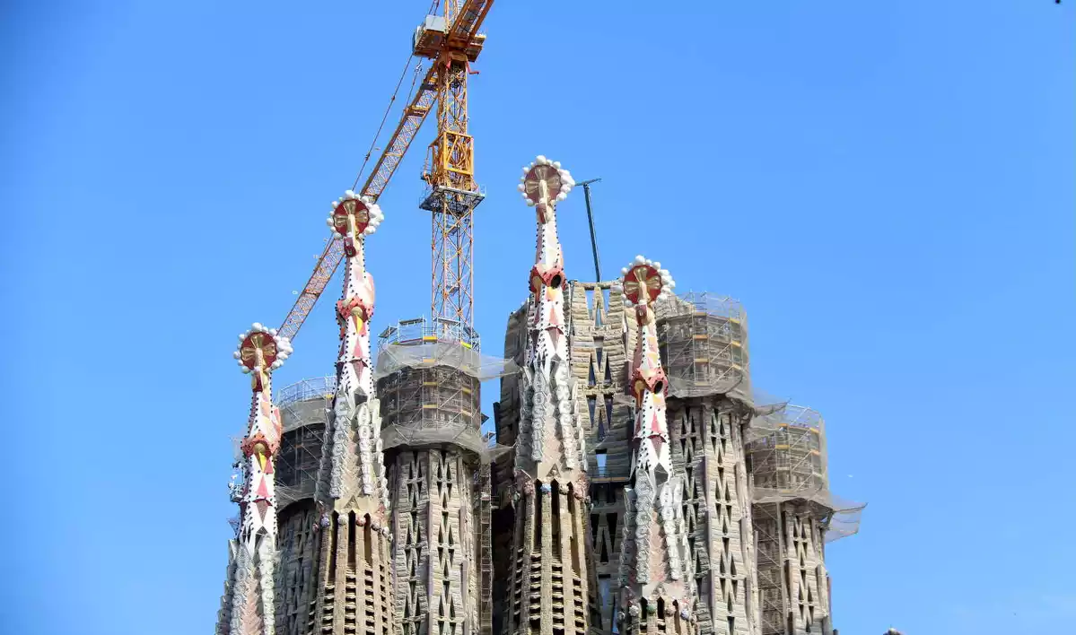 Imatge de la Sagrada Família durant el mes de març amb les obres de construcció aturades