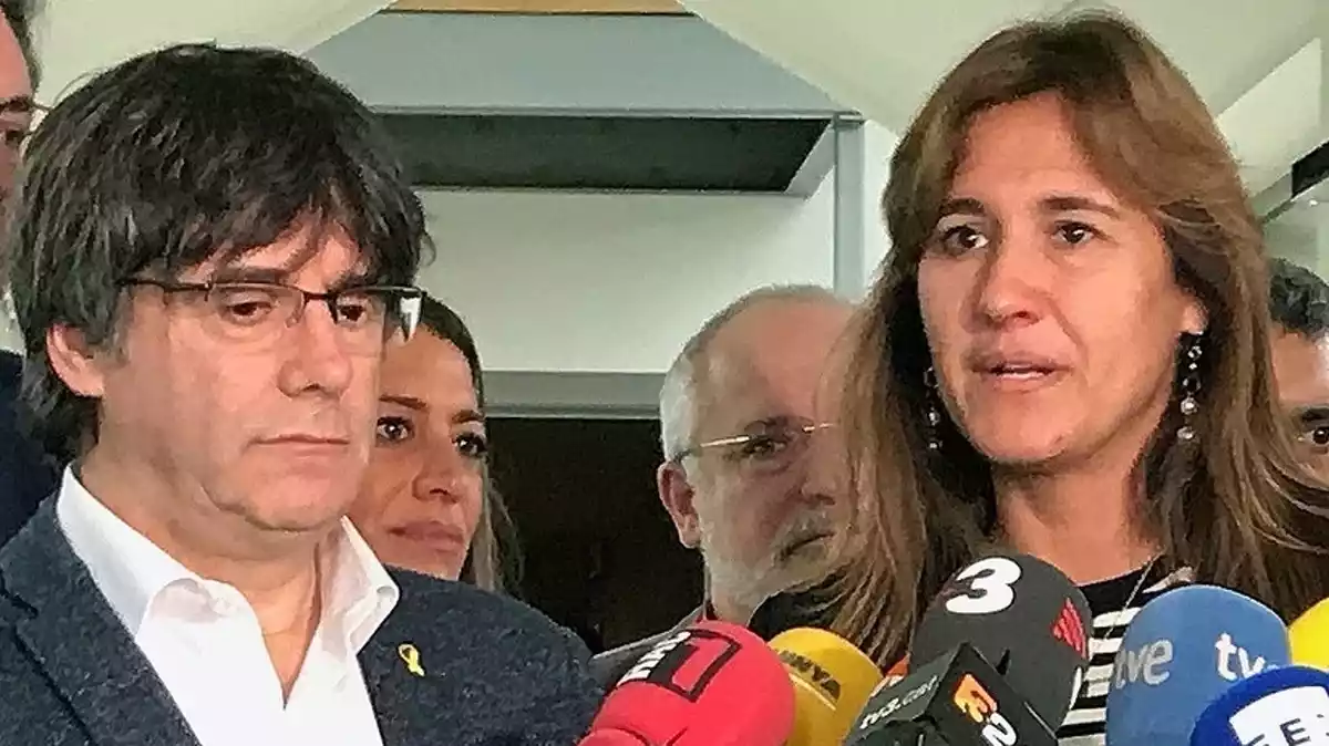 Puigdemont, Laura Borràs i Francesc de Dalmases atenen els mitjans el 3 de novembre de 2019.