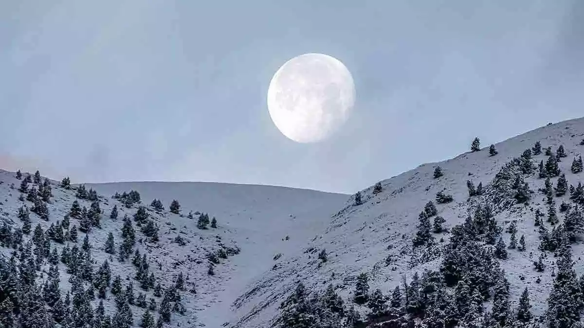 Imatge d'una nevada al Pallars Sobirà amb la posta de Lluna