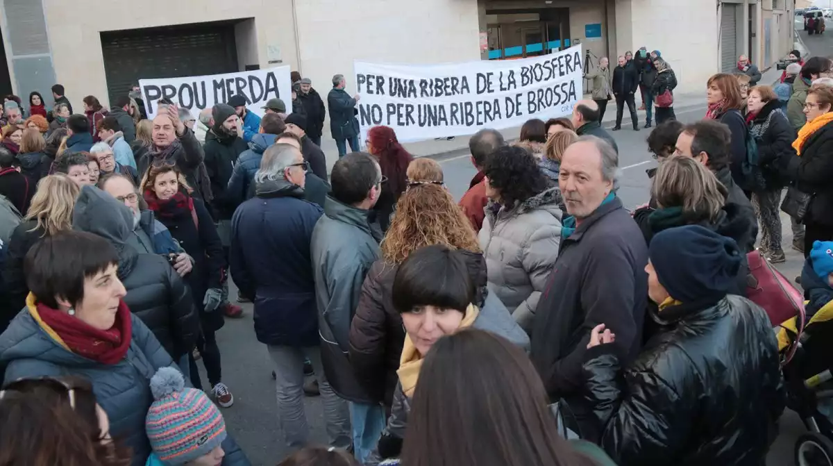 Pla general de la concentració davant la seu del Consell Comarcal de la Ribera d'Ebre en contra del projecte d'abocador de Riba-roja.