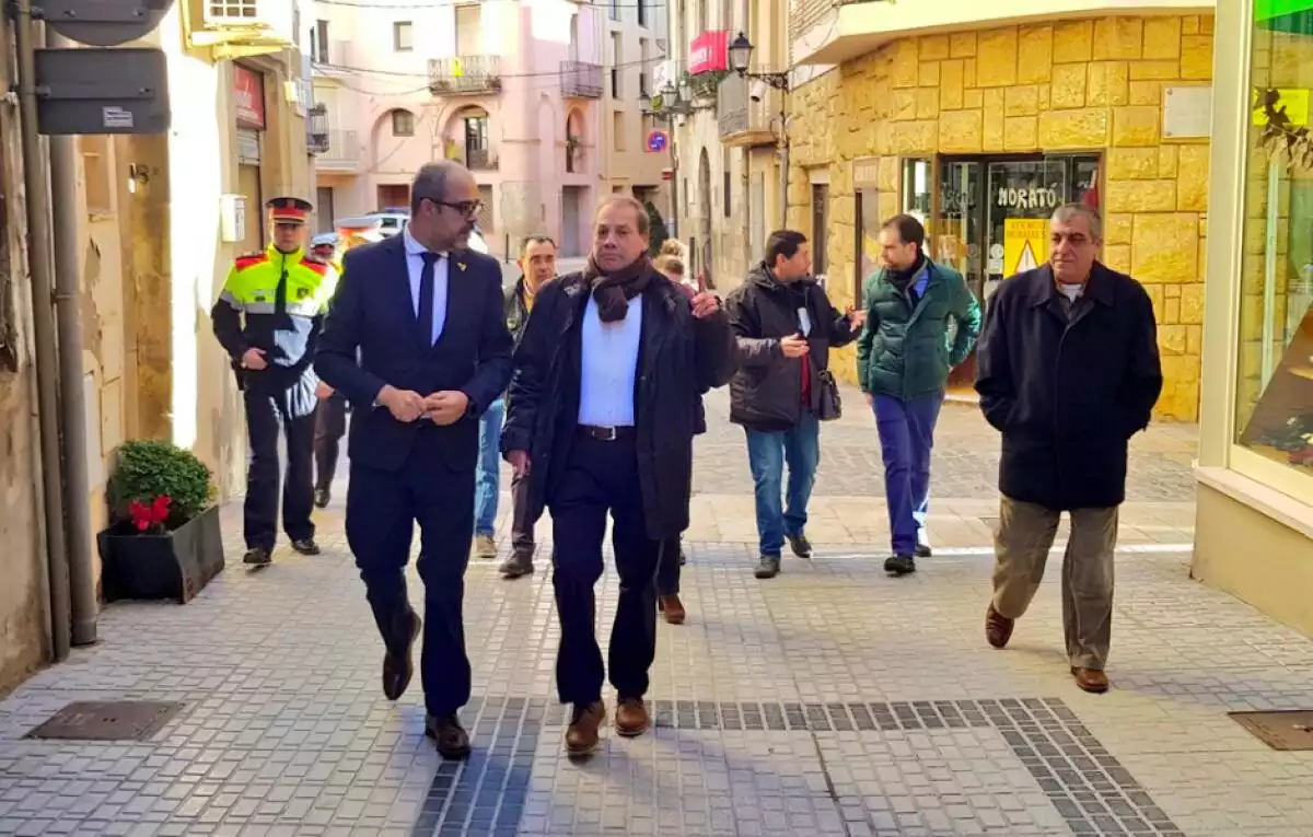 El conseller d'Interior, Miquel Buch, i l'alcalde de l'Espluga, David Rovira, caminant per aquest municipi de la Conca.