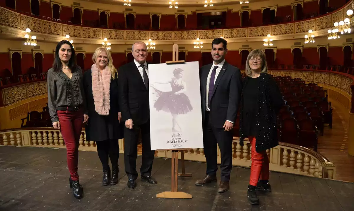 Foto de família durant la presentació de l'Any Roseta Mauri, a l'escenari del Teatre Fortuny