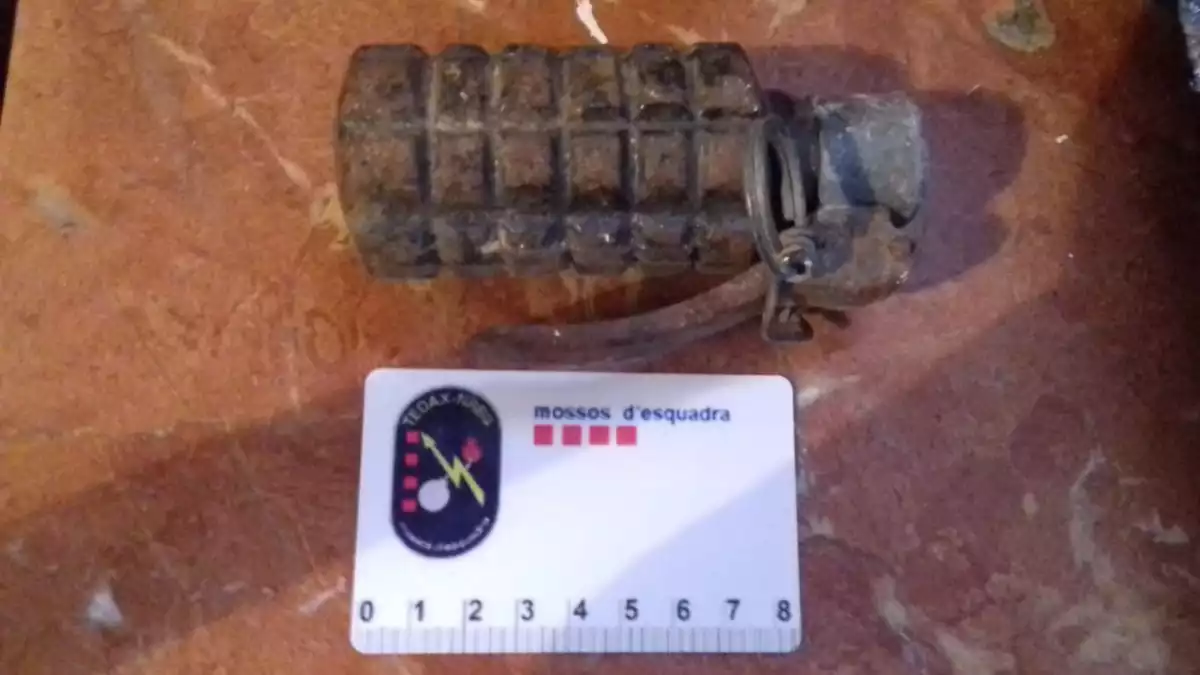 Imatge de la granada de mà trobada a Bellmunt del Priorat