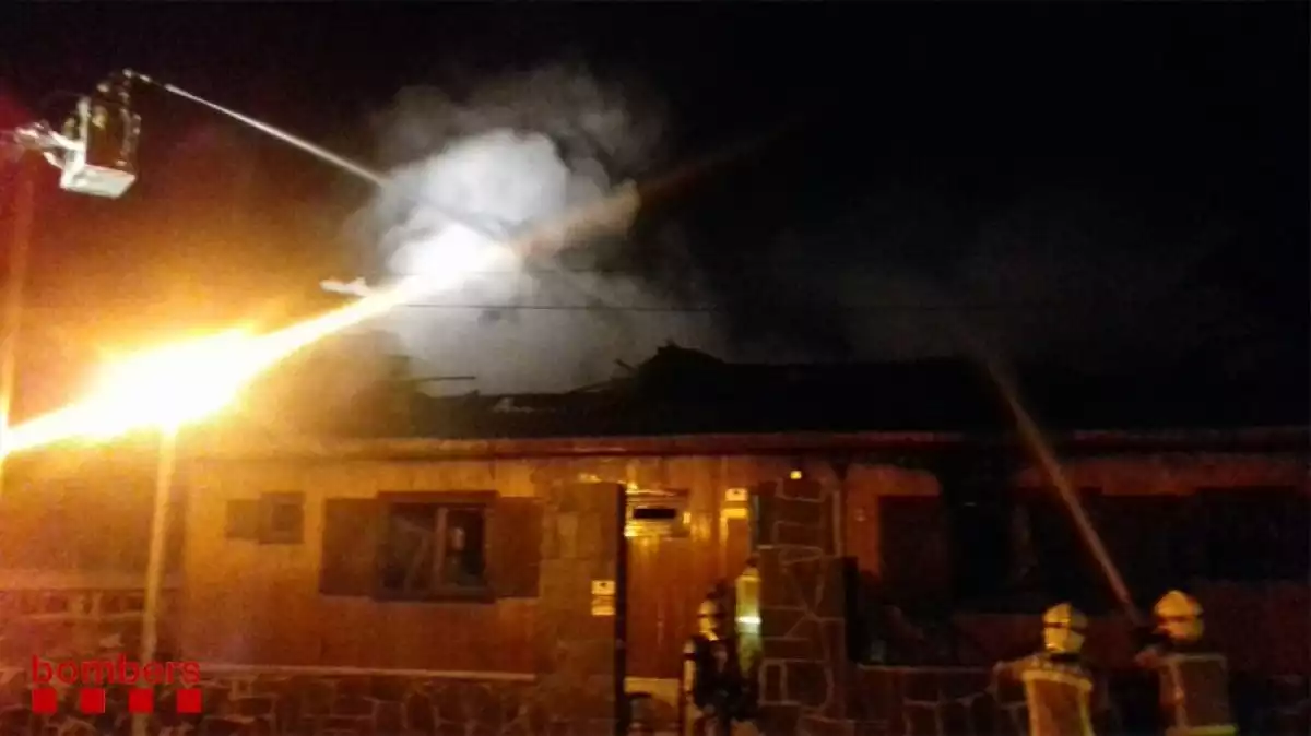 Imatge de l'incendi en una casa de fusta a l'Albiol.