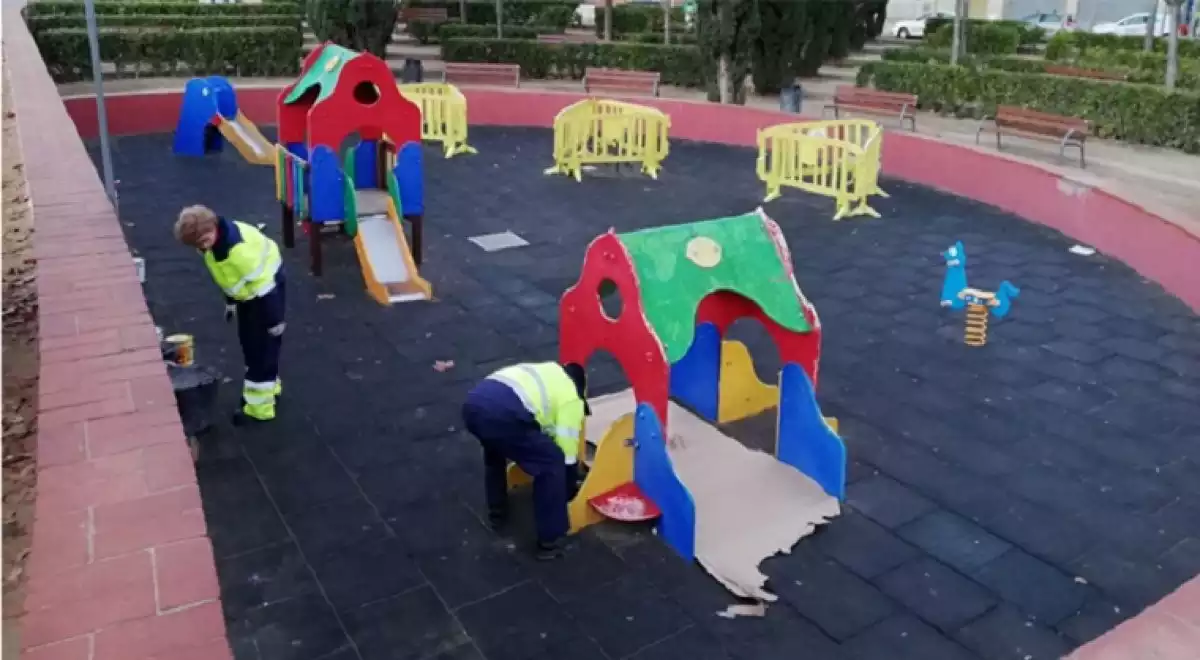 La Brigada municipal de l'Arboç fent feines de manteniment en un parc infantil.
