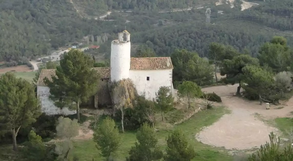 L'ermita de Sant Antoni, a Albinyana, amb la casa de l'ermità al costat.