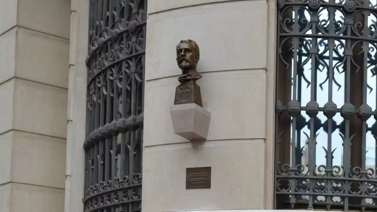 Bust d'Eduard Toda i Güell a la façana del Museu de Reus