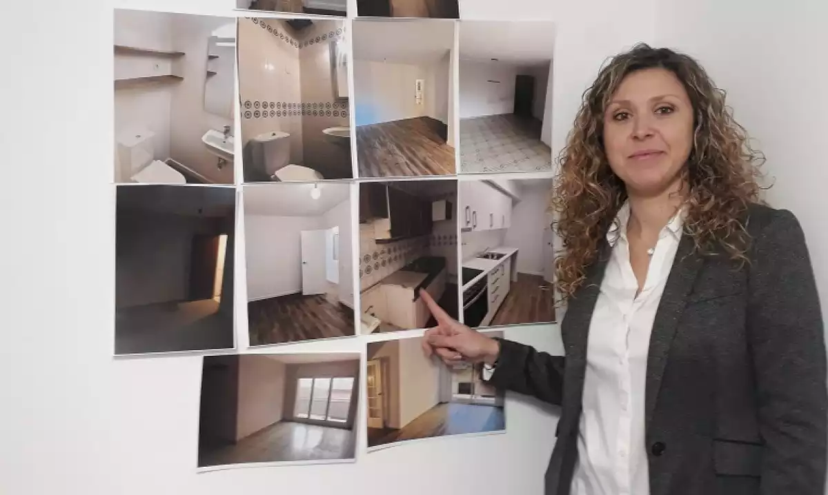Sandra Fabré, de Helpers, mostra fotos del pis, abans i després de la reforma.