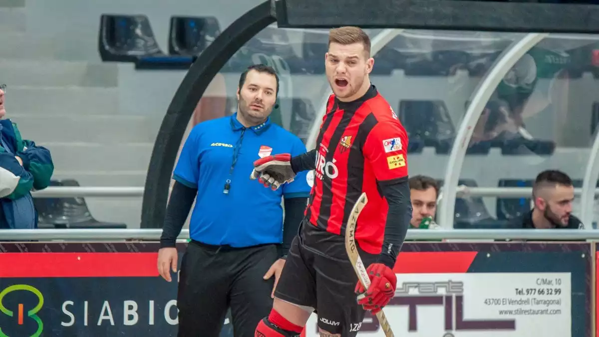 César Carballeira celebra un dels dos gols que ha marcat