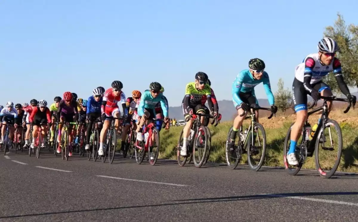 Ciclistes a la novena Cursa Social del Baix Penedès.