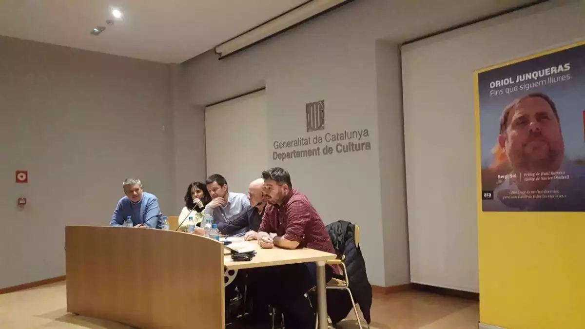 D'esquerra a dreta, Pau Ricomà, Gemma Fusté, Sergi Sol, Maxi Calero i Gabriel Rufián durant la presentació del llibre 'Fins que siguem lliures'