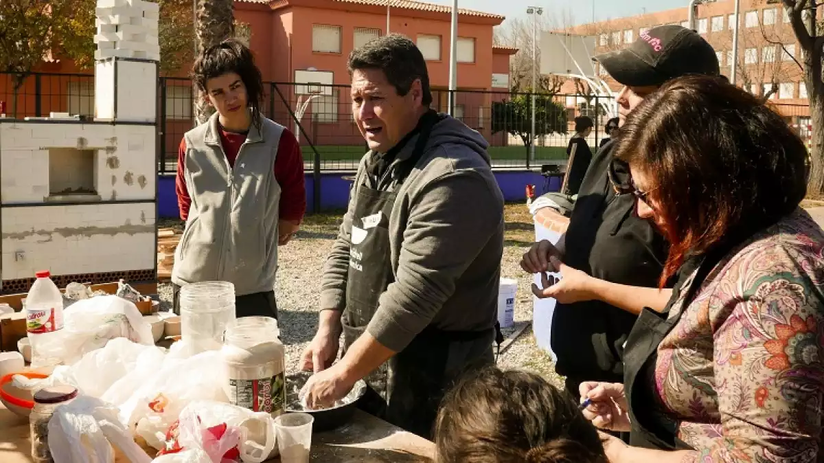 Dotze ceramistes han construït un forn de llenya al Vendrell.