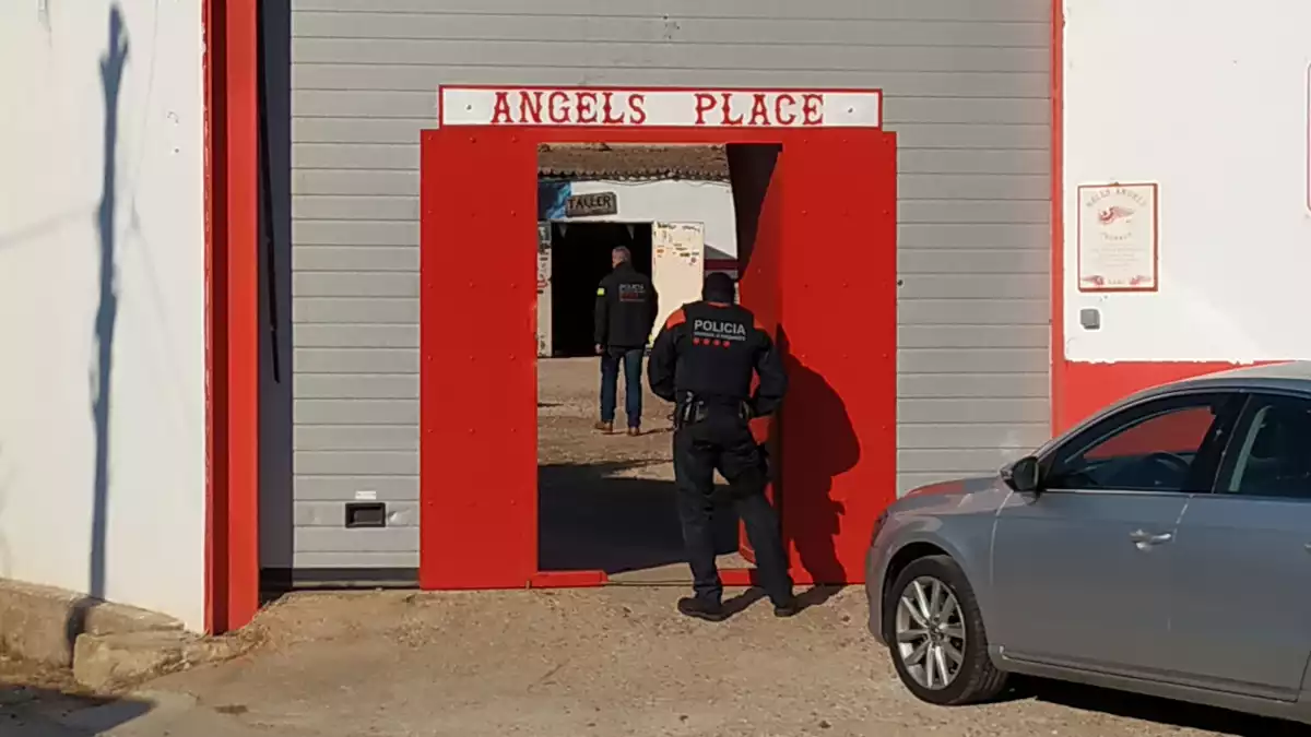 El local dels Hells Angels de Vila-seca, amb diversos agents que en custodien l'entrada.